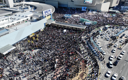 지난 2월8일 오후 동대구역 광장에서 개신교 단체 '세이브코리아'가 국가비상기도회를 열고 12·3 비상계엄 옹호, 윤석열 대통령 탄핵 반대 및 석방 등에 입을 모았다.<연합뉴스 사진>